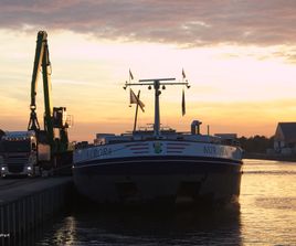 Aurora aan het lossen bij Op- en Overslag Meppel - Port of Zwolle